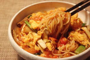 醤油を添えた最もフルボディのトマト卵麺の歴史（ナスジュースミックス） プレーン）練習法6 