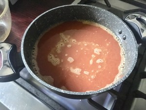 The practice measure of soup of French tomato seafood 5