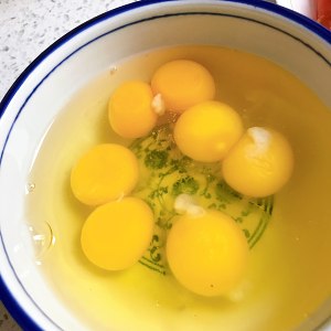 Tomato scrambles egg the practice measure of quick worker of the daily life of a family 3