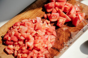 The operation is simple the practice measure of appetizing tomato sirlon Bao 8