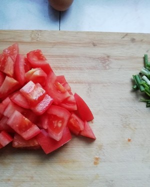 The practice measure of tomato egg noodles served with soy sauce 1