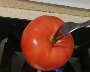 沸騰していない水は、トマトの皮4の実践的な測定に適しています