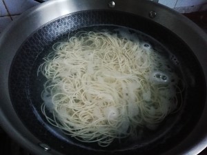The practice measure of tomato egg noodles served with soy sauce 4
