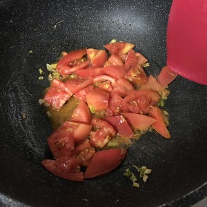 Tomato scrambles egg the practice measure of quick worker of the daily life of a family 13