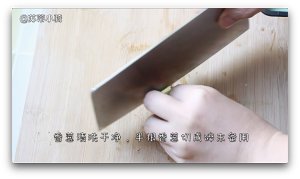 Food of Su Di baby: Dumpling skin hand rips cake + the practice measure that tomato onion fries an egg 1