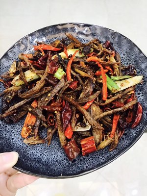 The practice measure that the hand rips duck noodles served with soy sauce 2