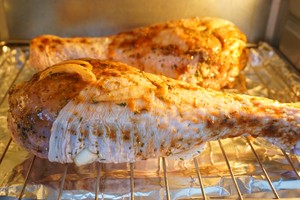The practice measure of leg of turkey of the sweet crackling that bake 6