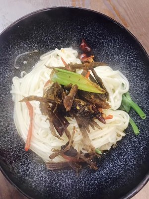 The practice measure that the hand rips duck noodles served with soy sauce 3