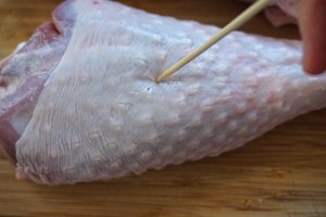 The practice measure of leg of turkey of the sweet crackling that bake 2
