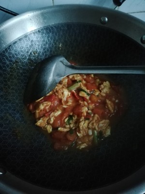 The practice measure of tomato egg noodles served with soy sauce 6