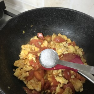 Tomato scrambles egg the practice measure of quick worker of the daily life of a family 16