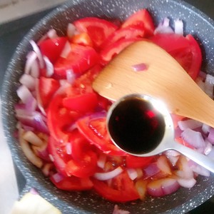 ビーフ4を煮込むために風味がおいしいトマトを超えていることを実践する手段