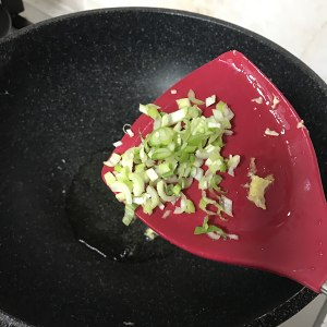 Tomato scrambles egg the practice measure of quick worker of the daily life of a family 10