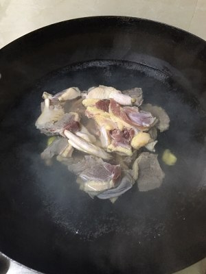 Duck flesh two feed (duck of duck of stew of potato purple perilla, dry stir-fry before stewing) practice measure 4