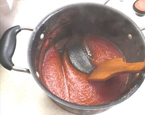 トマトソース、醤油を添えた揚げ麺、クリップスーパーとデリケートケーキを使った練習法 3 