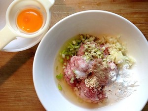 Close child the practice measure of rice served with meat and vegetables on top of tomato a round mass of food 1