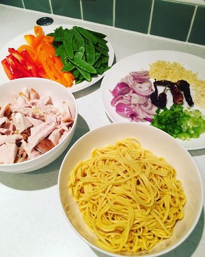 The practice measure of chow mien of Christmas turkey meat 3