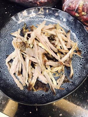 The practice measure that the hand rips duck noodles served with soy sauce 1