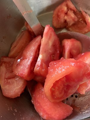 The practice measure of tomato slices of fish meat 4
