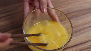 Teach you to do tomato egg boiling water in the home, egg flower is beautiful nutrition, the child drinks 2 bowls of big insufficient still practice measure suddenly 6