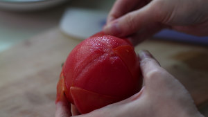 Teach you to do tomato egg boiling water in the home, egg flower is beautiful nutrition, the child drinks 2 bowls of big insufficient still practice measure suddenly 2