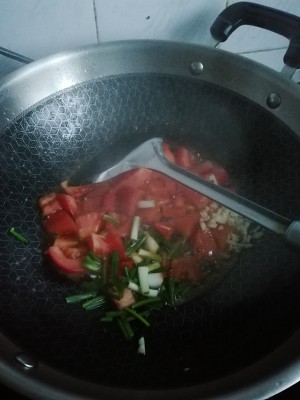 The practice measure of tomato egg noodles served with soy sauce 5