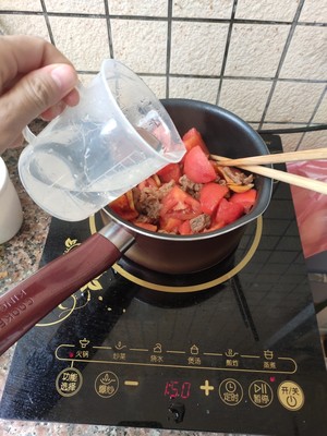 サーモンを煮込む単純なトマトを超える（妊娠中の女性版）  ）練習方法7 