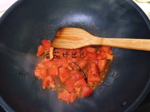 進行中のトマトの同じスープを作るために脂肪を減らす練習対策 3 