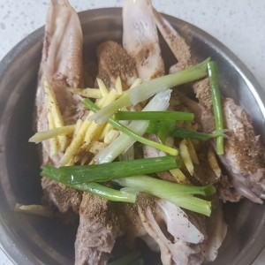 A condiment made of roast prickly ash and salt / the practice measure of chin of sweet hot duck 3