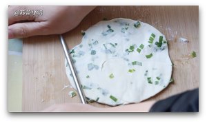 Food of Su Di baby: Dumpling skin hand rips cake + the practice measure that tomato onion fries an egg 7
