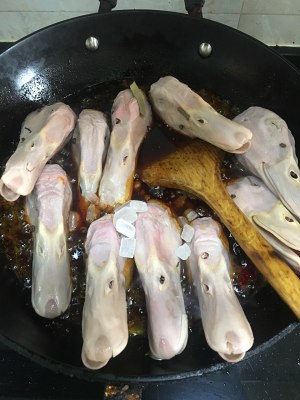 Head of oily bittern duck (duck braincase) practice measure 4