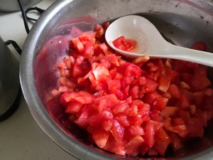 Tomato sauce, fried dish noodles served with soy sauce, the practice measure with clip super and delicate cake 1