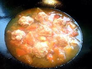 Close child the practice measure of rice served with meat and vegetables on top of tomato a round mass of food 7
