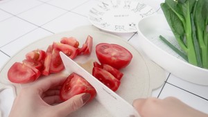 The practice measure that one person feeds quick worker of tomato hoosh face 1